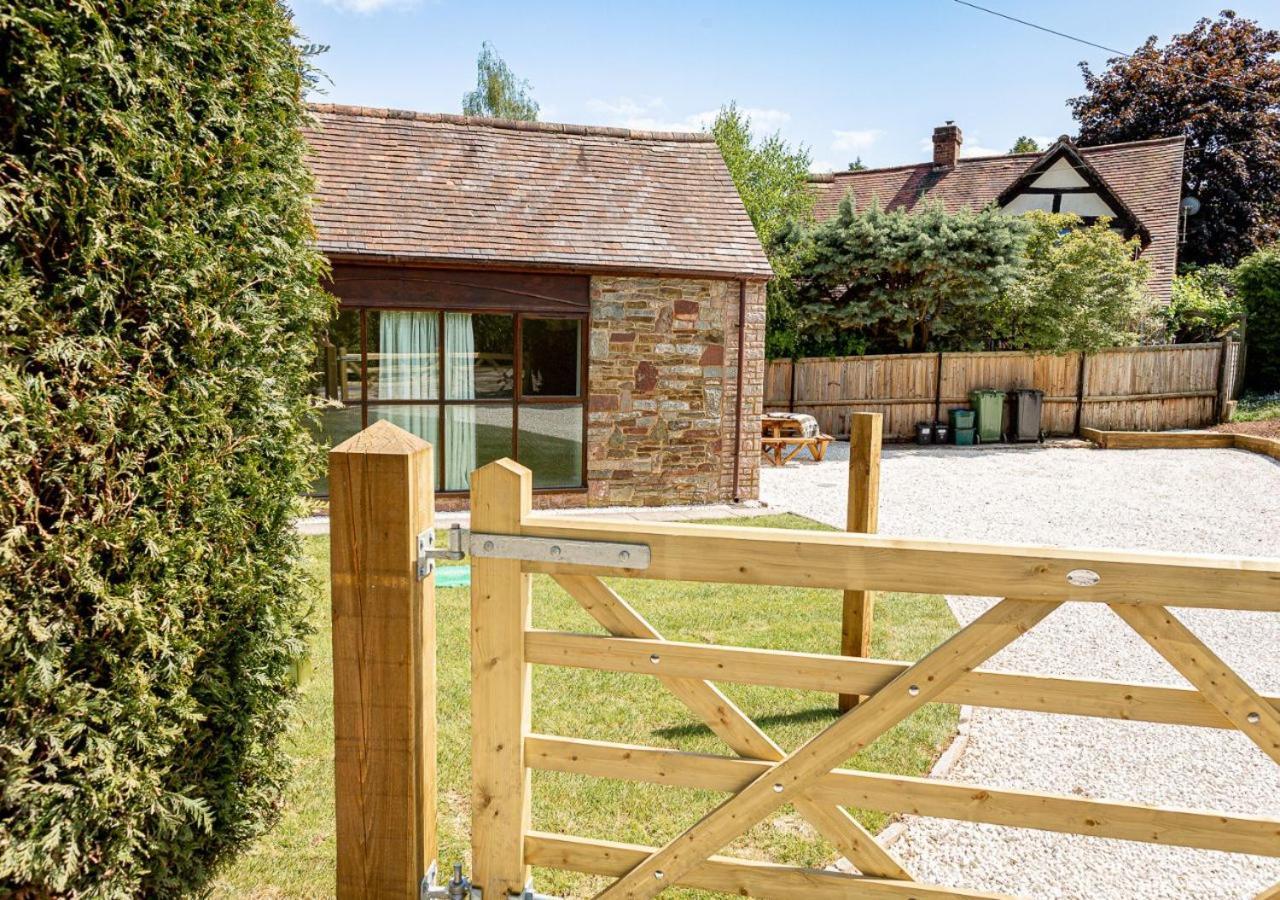 The Barn In Longhope - Luxury Barn Conversion エクステリア 写真
